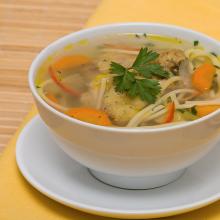 चिकन नूडल और आलू सूप की चरण-दर-चरण रेसिपी